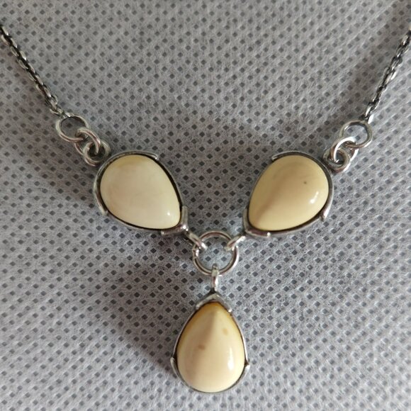 925 SILVER NECKLACE WITH EGG YOLK/WHITE BALTIC AMBER STONES. - Picture 4 of 8